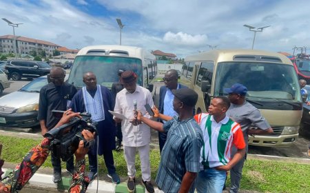 Bayelsa Presents Two Coaster Buses to Medical University