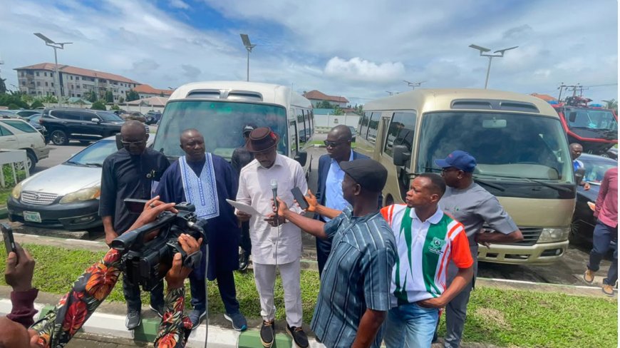 Bayelsa Presents Two Coaster Buses to Medical University